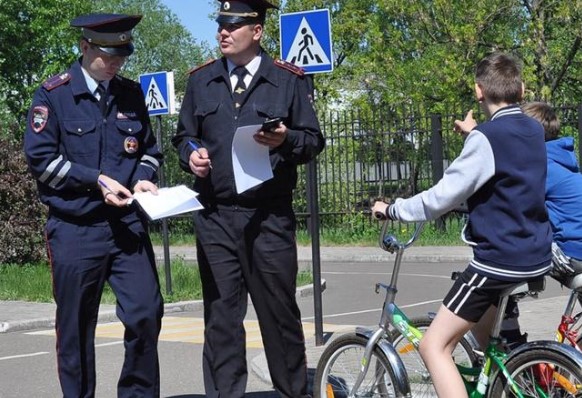 Сотрудники ГИБДД напоминают о правилах поведения на велосипедах и мопедах