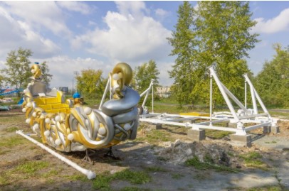 В городском парке для коркинцев устанавливают качели и карусели